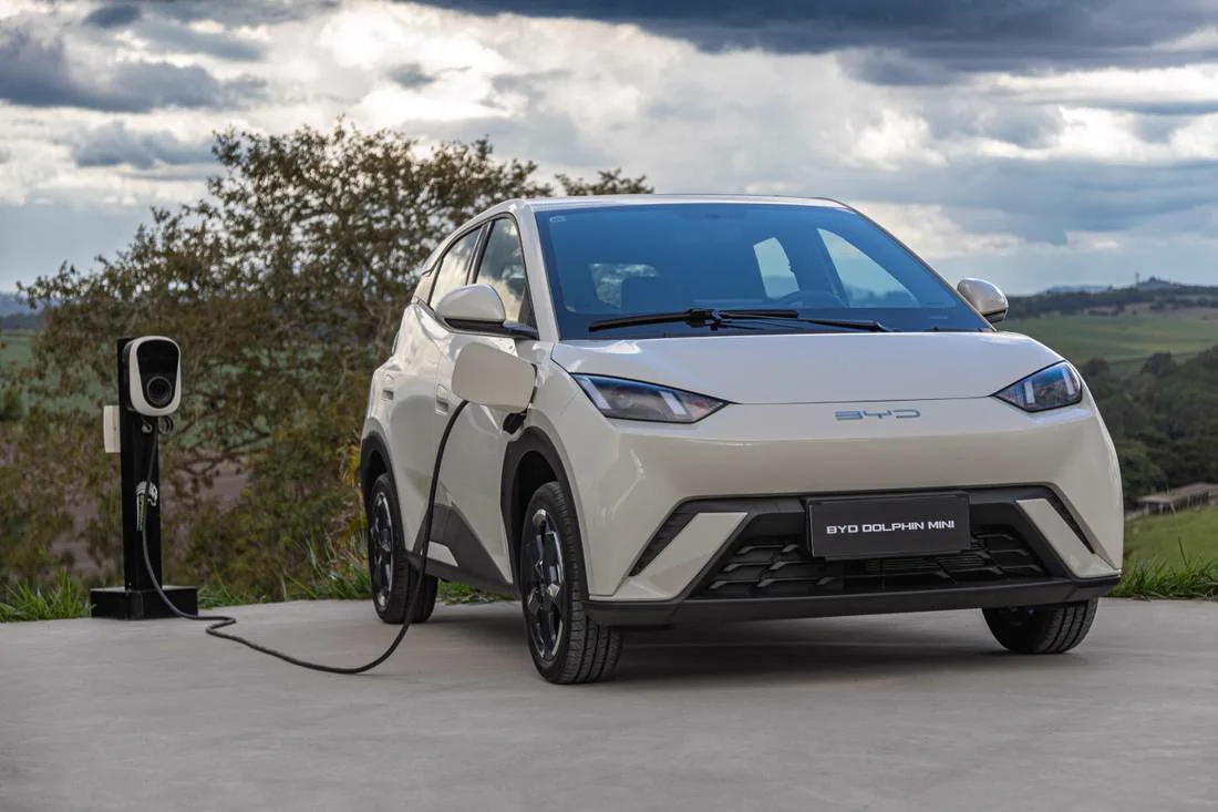 BYD Dolphin Mini branco conectado a um carregador elétrico